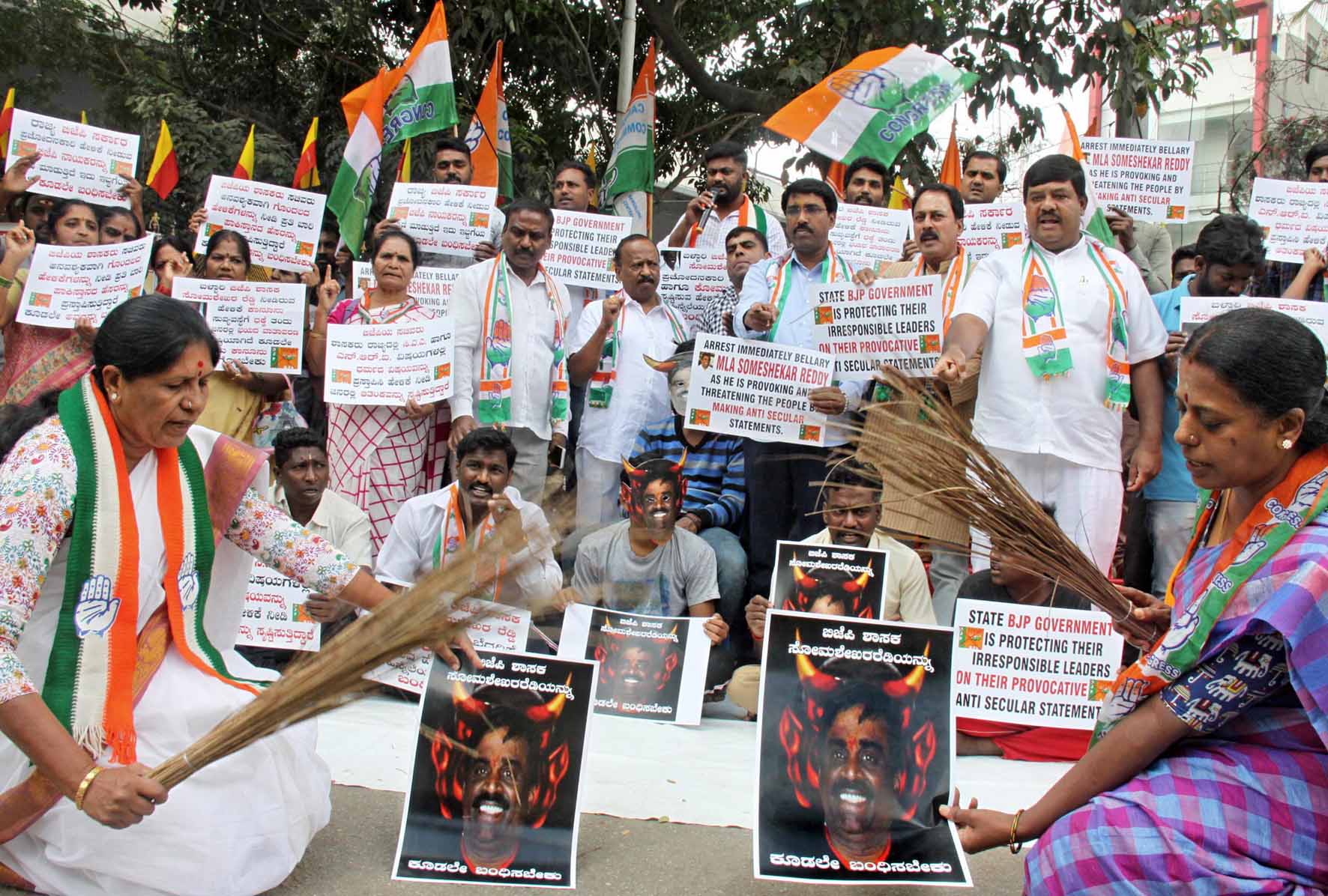 ಹಿಂದೂಗಳು 50 ಮಕ್ಕಳನ್ನು ಹೆರಬೇಕು ಎಂಬ ಹೇಳಿಕೆ: ಸೋಮಶೇಖರ್ ರೆಡ್ಡಿ ಚಿತ್ರಕ್ಕೆ ಪೊರಕೆಯಿಂದ ಹೊಡೆದ ಮಹಿಳೆಯರು