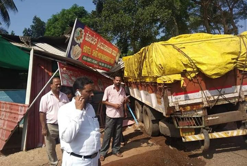 ಅಪಘಾತ: ಅಂಗಡಿಗಳಿಗೆ ನುಗ್ಗಿದ ಲಾರಿ