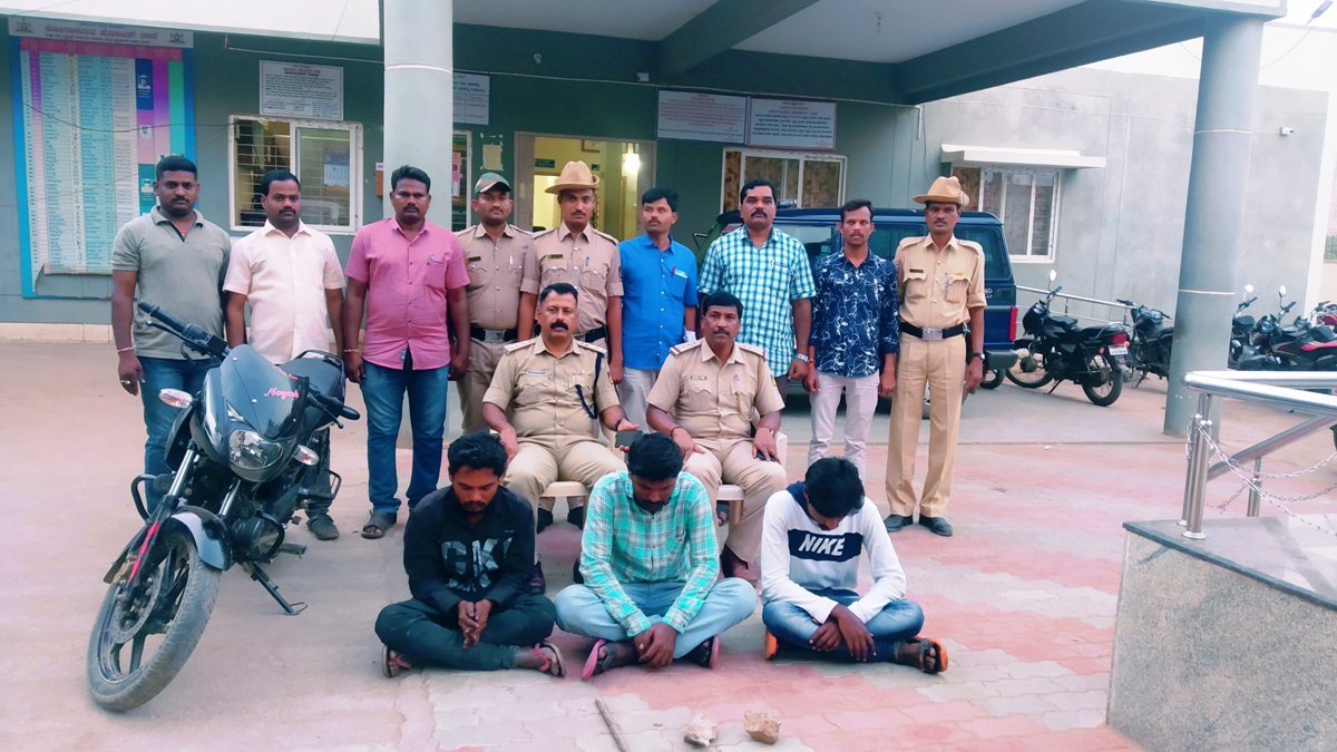 ಯಾದಗಿರಿ: ಹೆದ್ದಾರಿಯಲ್ಲಿ ವಾಹನಗಳನ್ನು ತಡೆದು ದರೋಡೆಗೈಯುತ್ತಿದ್ದ ಮೂವರ ಬಂಧನ