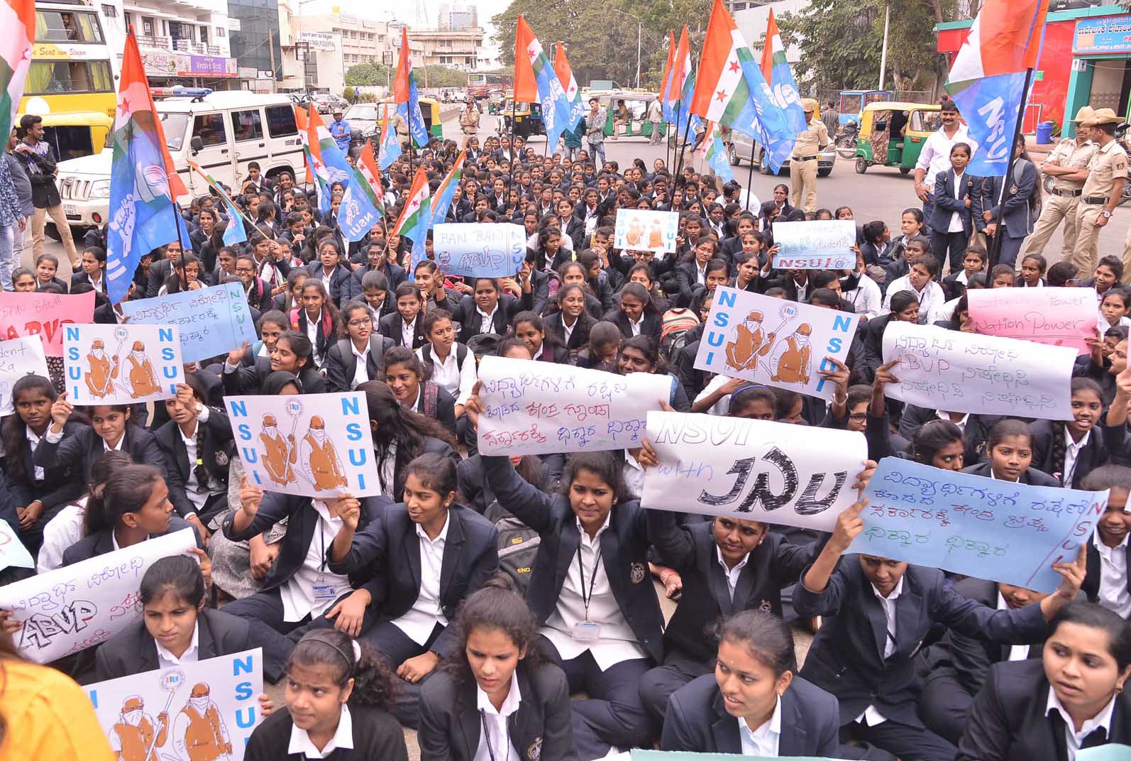 ಬೆಂಗಳೂರು: ಜೆಎನ್‌ಯು ದಾಳಿ ಖಂಡಿಸಿ ವಿವಿಧ ವಿದ್ಯಾರ್ಥಿ ಸಂಘಟನೆಗಳಿಂದ ಪ್ರತಿಭಟನೆ