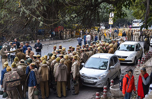 ಹಿಂಸಾಚಾರದ ಹಿನ್ನೆಲೆ: ಜೆಎನ್‌ಯು ಕ್ಯಾಂಪಸ್‌ನ ಹೊರಗೆ 700 ಪೊಲೀಸರ ನಿಯೋಜನೆ
