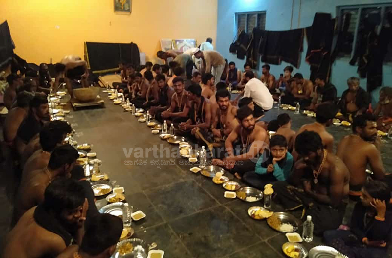 ಅಯ್ಯಪ್ಪ ಸ್ವಾಮಿ ವ್ರತಧಾರಿಗಳಿಗೆ ಊಟದ ವ್ಯವಸ್ಥೆ: ಸೌಹಾರ್ದದ ಸಂದೇಶ ಸಾರಿದ ಯುವಕರು