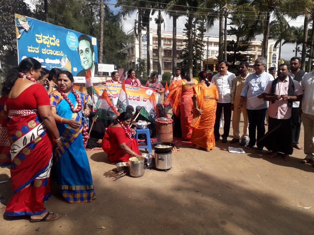 ಚಿಕ್ಕಮಗಳೂರು: ಮಹಿಳಾ ಕಾಂಗ್ರೆಸ್‍ನಿಂದ ಜಿಪಂ ಕಚೇರಿ ಎದುರು ಬೋಂಡ ತಯಾರಿಸಿ ಪ್ರತಿಭಟನೆ