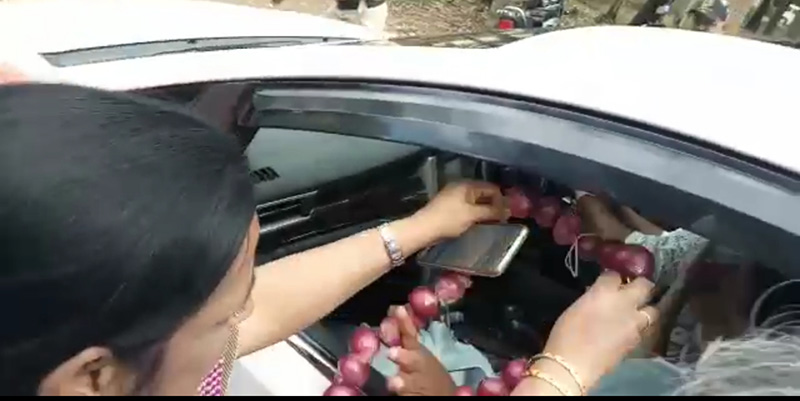 ಚಿಕ್ಕಮಗಳೂರು : ಮಹಿಳಾ ಕಾಂಗ್ರೆಸ್ ಘಟಕದ ಸದಸ್ಯೆಗೆ ಸಂಸದೆ ಶೋಭಾ ಹಲ್ಲೆ ; ಆರೋಪ