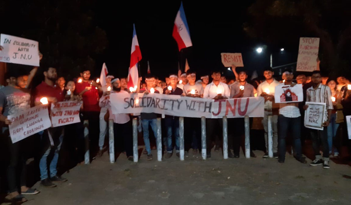 ಜೆಎನ್‌ಯು ಹಲ್ಲೆ ಖಂಡಿಸಿ ಕ್ಯಾಂಡಲ್ ಹಚ್ಚಿ ಧರಣಿ