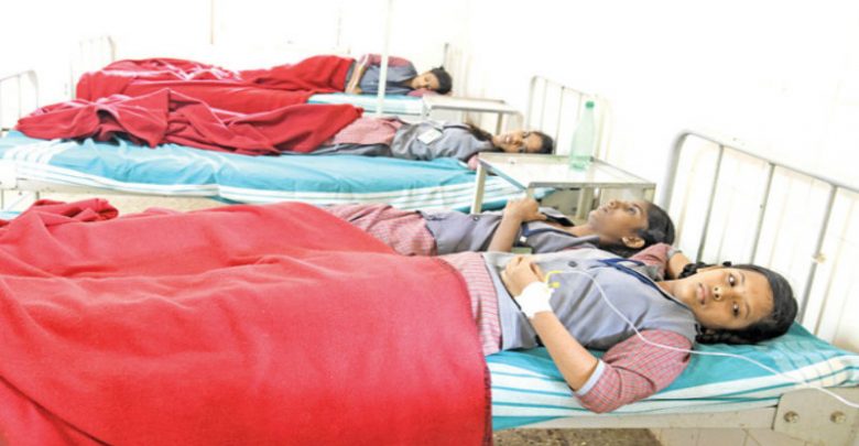 ಶಾಲೆಯ ಊಟದಲ್ಲಿ ಹುಳ: ವಿದ್ಯಾರ್ಥಿಗಳು ಅಸ್ವಸ್ಥ