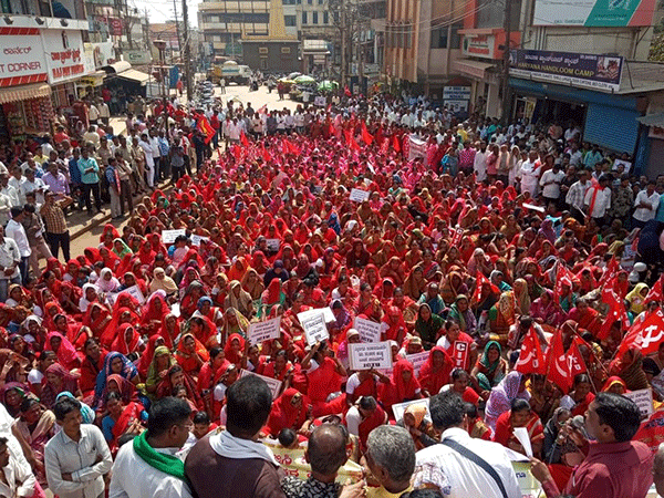 ಹುಬ್ಬಳ್ಳಿಯಲ್ಲಿ ಕಾರ್ಮಿಕರಿಂದ ಪ್ರತಿಭಟನೆ