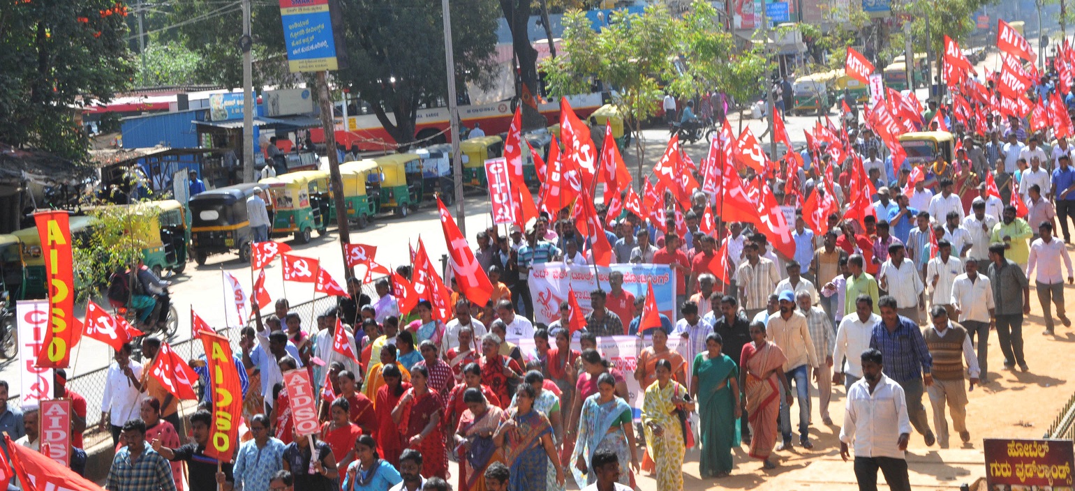ತುಮಕೂರಿನಲ್ಲಿ ಕಾರ್ಮಿಕ ಸಂಘಟನೆಗಳಿಂದ ಪ್ರತಿಭಟನೆ