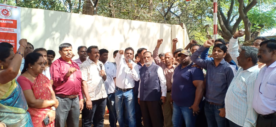 ಬೆಂಗಳೂರು: ಮುಷ್ಕರ ಬೆಂಬಲಿಸಿ ಬೀದಿಗಿಳಿದ ರಕ್ಷಣಾ ಇಲಾಖೆ ಉದ್ಯೋಗಿಗಳು