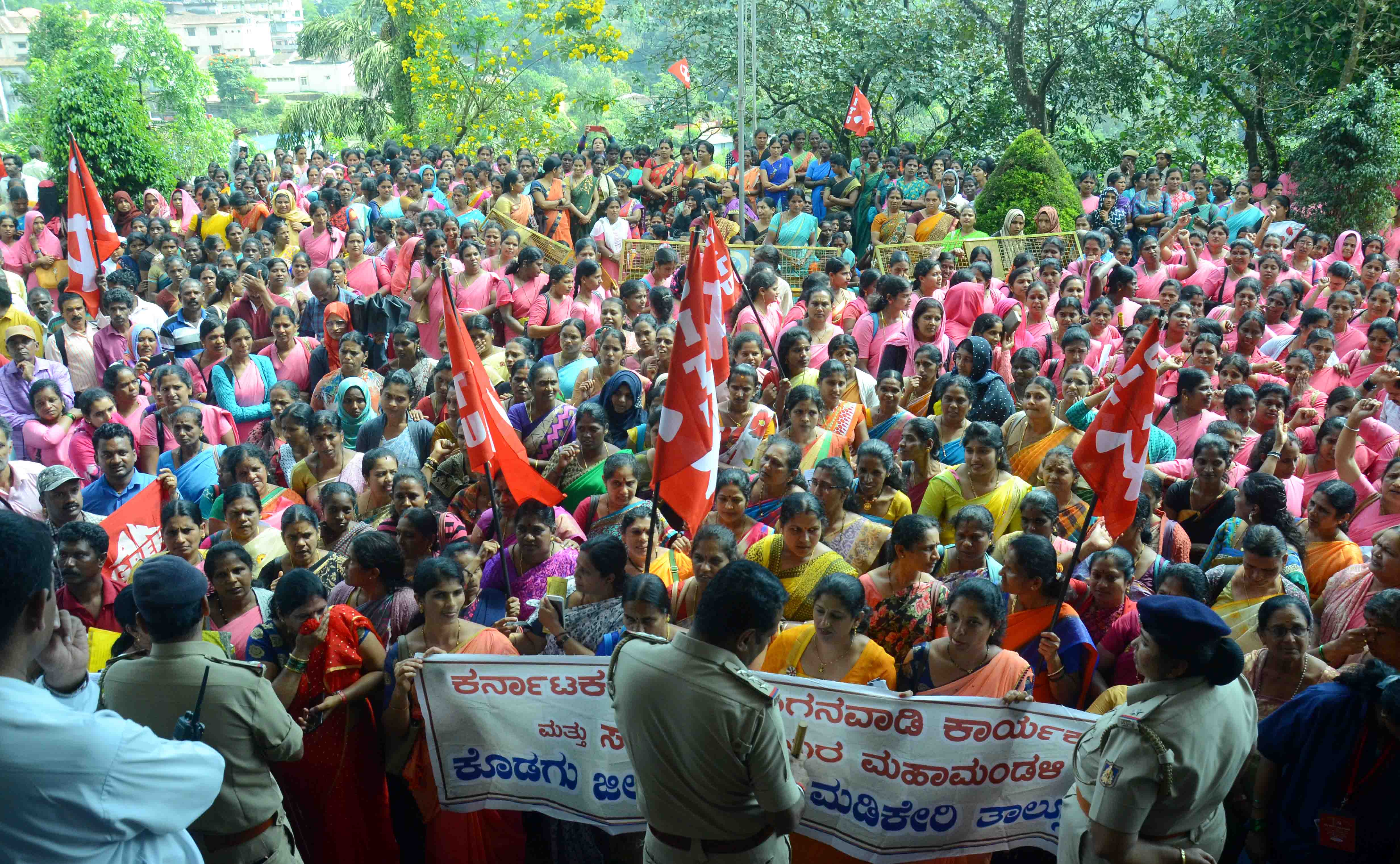 ಕಾರ್ಮಿಕ ಸಂಘಟನೆಗಳಿಂದ ಕೊಡಗು ಜಿಲ್ಲೆಯಾದ್ಯಂತ ಬೃಹತ್ ಪ್ರತಿಭಟನೆ