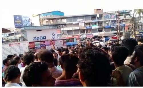 ತೊಕ್ಕೊಟ್ಟಿನಲ್ಲಿ ಸಿಎಎ-ಎನ್ ಆರ್ ಸಿ ಪರ ಭಿತ್ತಿಪತ್ರ ಹಂಚಿಕೆ: ಬಿಜೆಪಿ ಕಾರ್ಯಕರ್ತರಿಗೆ ಅಂಗಡಿ ಮಾಲಕರ ತರಾಟೆ