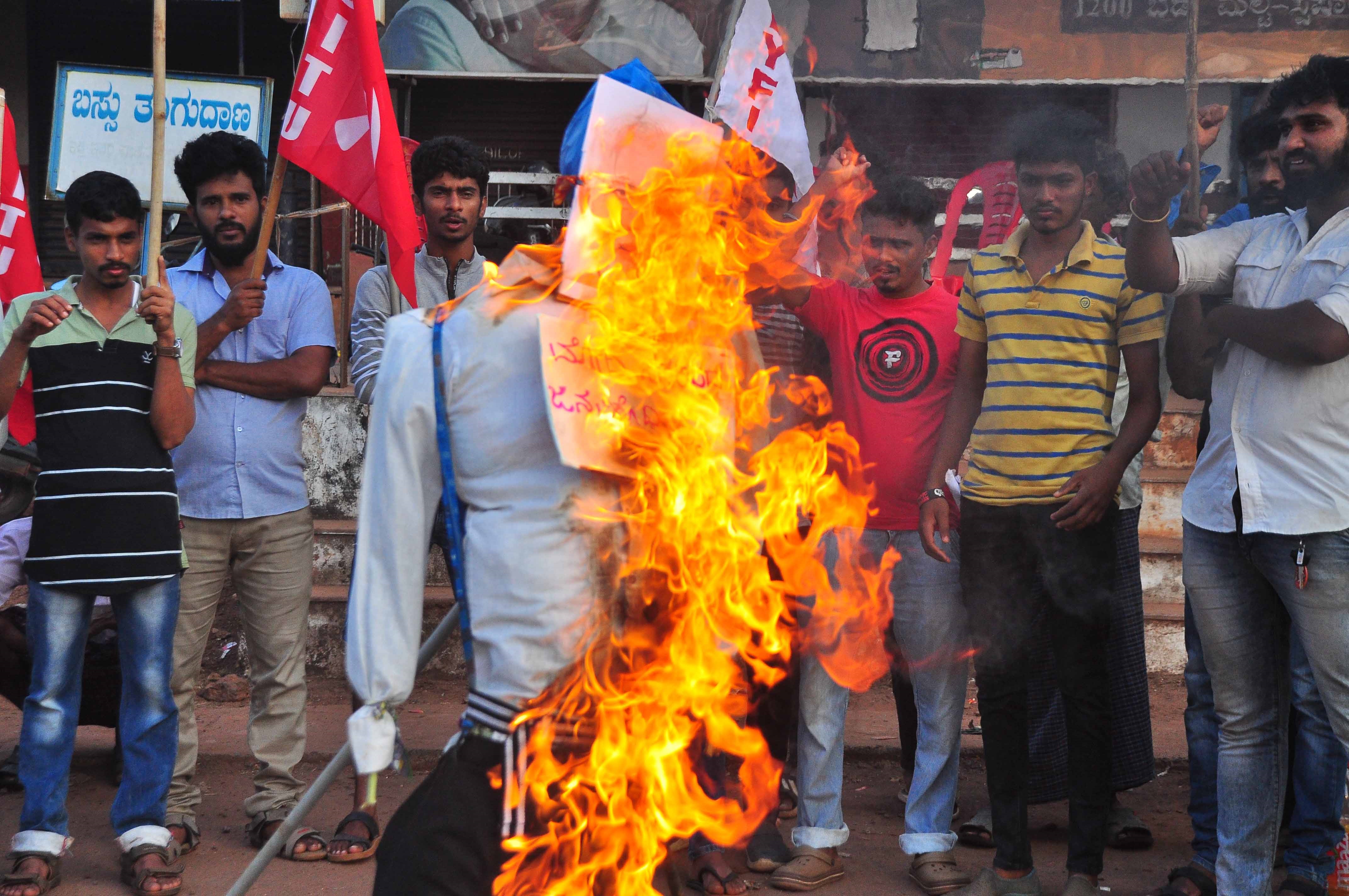 ಕುತ್ತಾರು: ಪ್ರಧಾನಿ ಮೋದಿ ಪ್ರತಿಕೃತಿ ದಹಿಸಿ ಪ್ರತಿಭಟನೆ