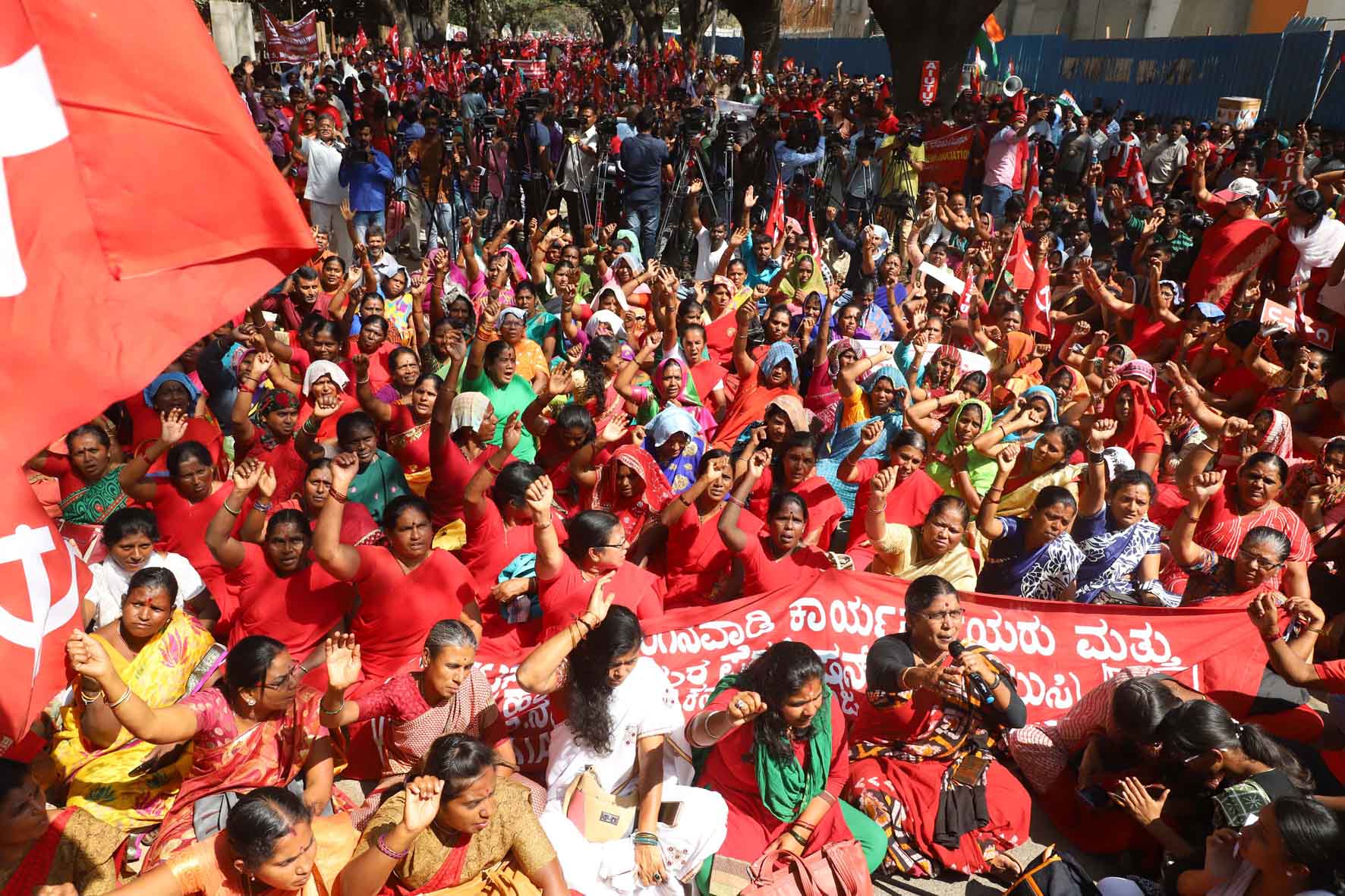 ಕಾರ್ಮಿಕರ ಮುಷ್ಕರ ಭಾಗಶಃ ಯಶಸ್ವಿ: ಹಲವು ಸಂಘಟನೆಗಳಿಂದ ರಾಜಧಾನಿ ಸೇರಿ ಹಲವು ಕಡೆ ಜಾಥಾ