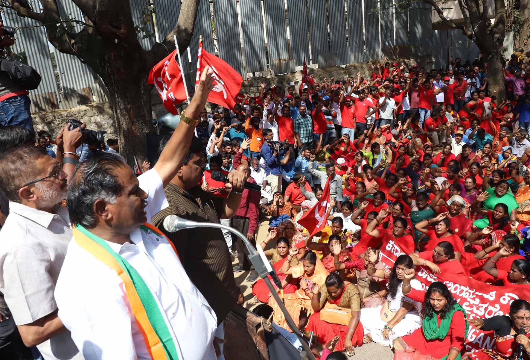 ವಿವಿಧ ಕಾರ್ಮಿಕ ಸಂಘಟನೆಗಳಿಂದ ಬೆಂಗಳೂರಿನಲ್ಲಿ ಬೃಹತ್ ಪ್ರತಿಭಟನೆ