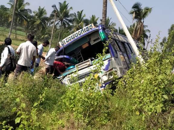 ಕೃಷಿ ಅಧ್ಯಯನಕ್ಕೆ ತೆರಳುತ್ತಿದ್ದಾಗ ಬಸ್ ಪಲ್ಟಿ: 10 ರೈತರಿಗೆ ಗಾಯ