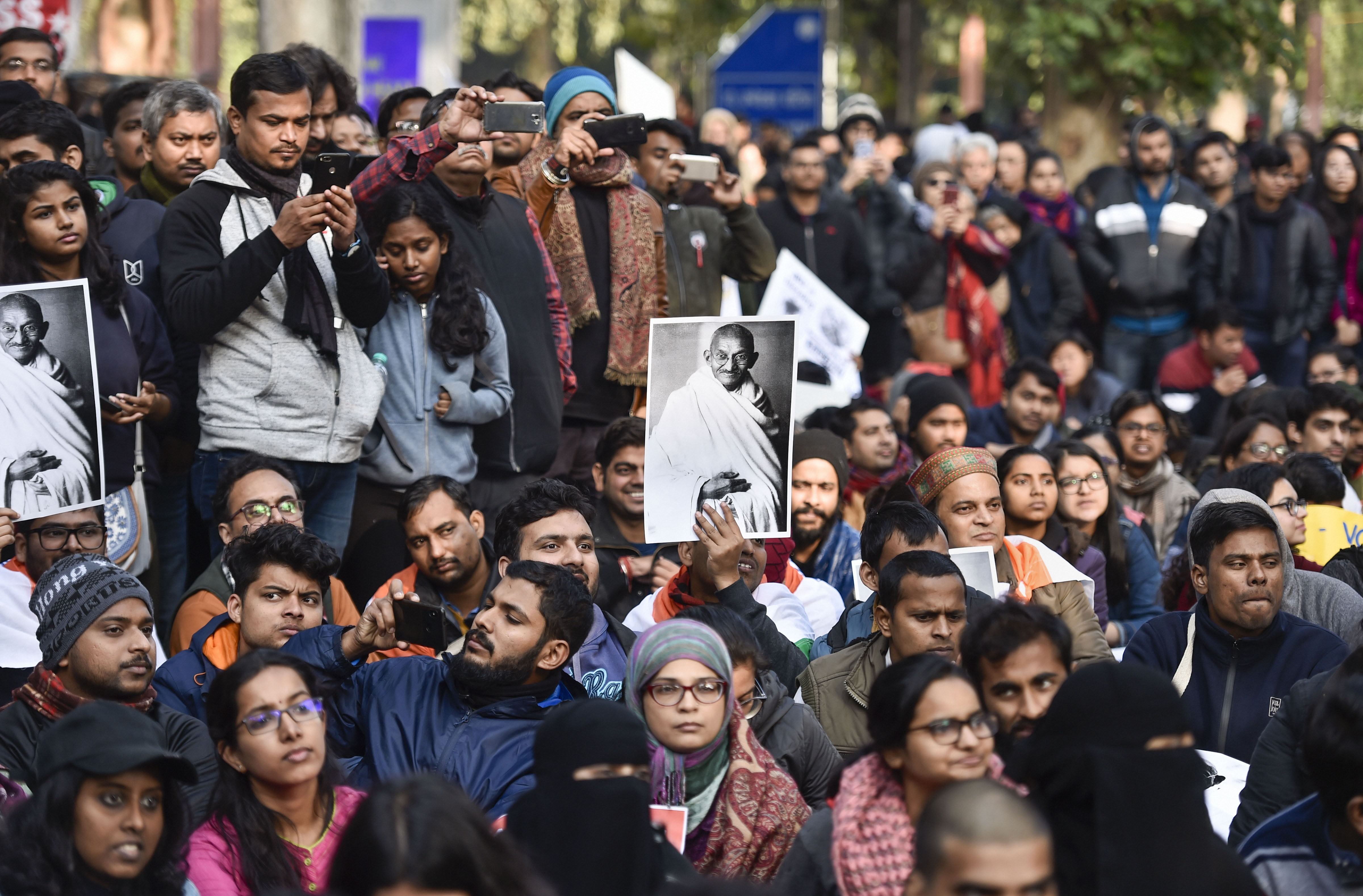 ರಾಷ್ಟ್ರಪತಿ ಭವನಕ್ಕೆ ಜಾಥಾದಲ್ಲಿ ತೆರಳುತ್ತಿದ್ದ ಜೆಎನ್‌ಯು ವಿದ್ಯಾರ್ಥಿಗಳು ಪೊಲೀಸ್ ವಶಕ್ಕೆ