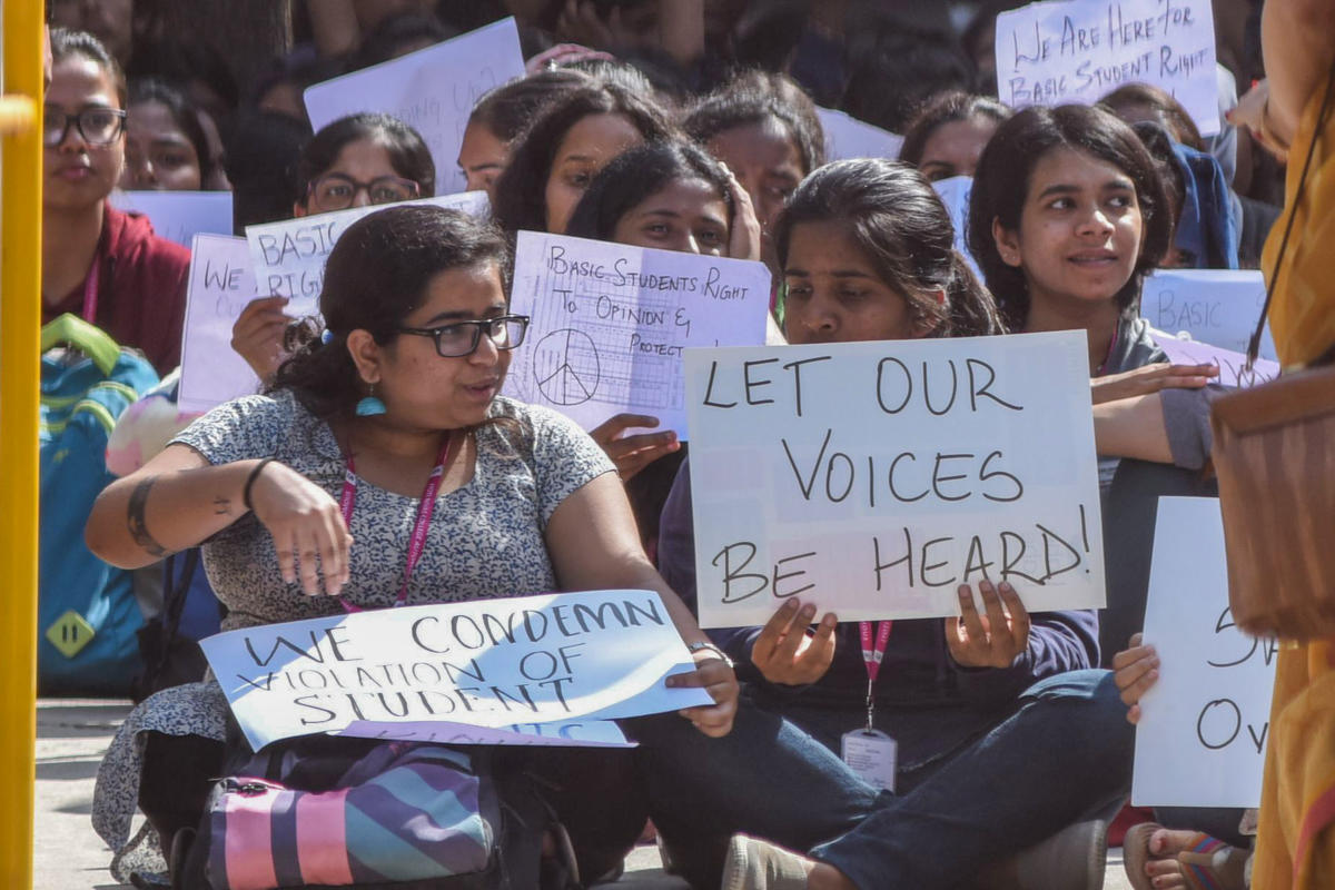 ಕಾಲೇಜು ಆವರಣದಲ್ಲೇ ಬಿಜೆಪಿ ಕಾರ್ಯಕರ್ತರಿಂದ ಬೆದರಿಕೆ ಆರೋಪ: ವಿದ್ಯಾರ್ಥಿಗಳಿಂದ ಪ್ರತಿಭಟನೆ