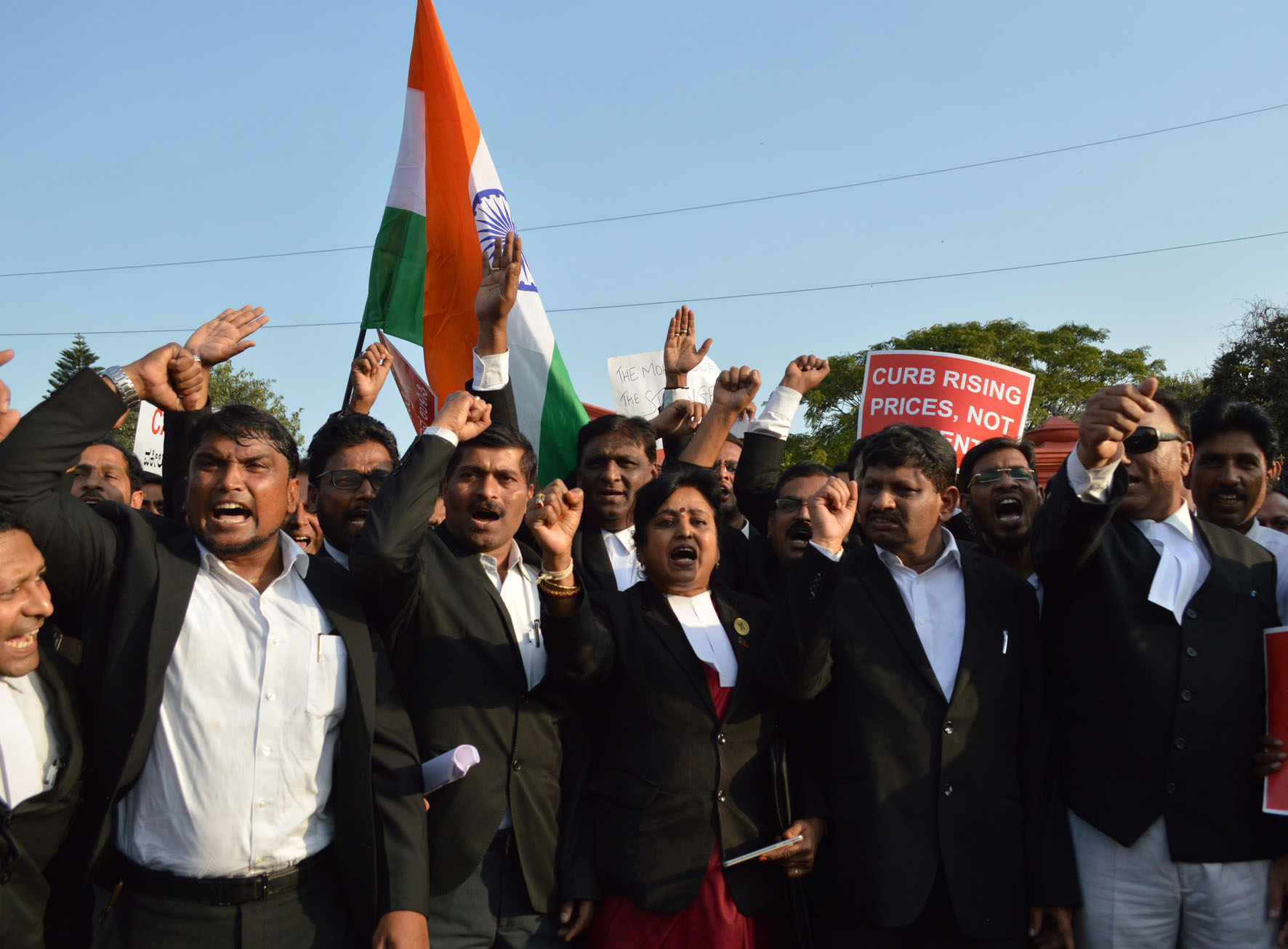 ಸಿಎಎ-ಎನ್‌ಆರ್‌ಸಿ ವಿರೋಧಿಸಿ ವಕೀಲರಿಂದ ಹೈಕೋರ್ಟ್ ಮುಂಭಾಗ ಮಾನವ ಸರಪಳಿ