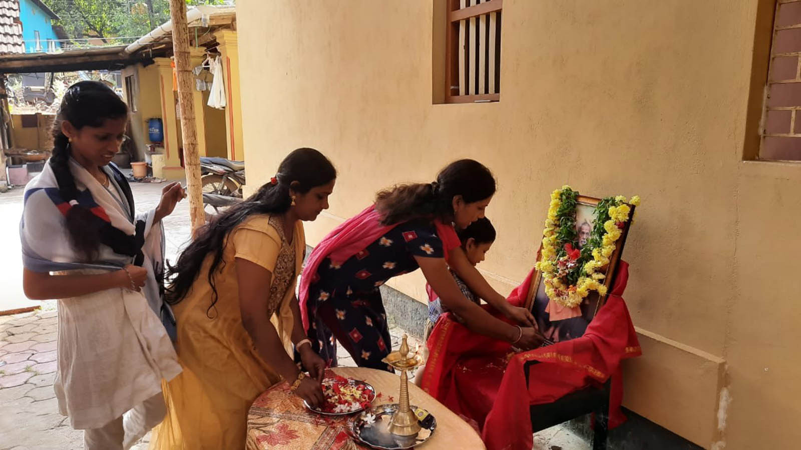 ಪೇಜಾವರ ಶ್ರೀವಿಶ್ವೇಶತೀರ್ಥರ ಆರಾಧನೋತ್ಸವ: ಪರಿಶಿಷ್ಟ ಜನರ ಕಾಲನಿಯಲ್ಲಿ ಅನ್ನದಾನ