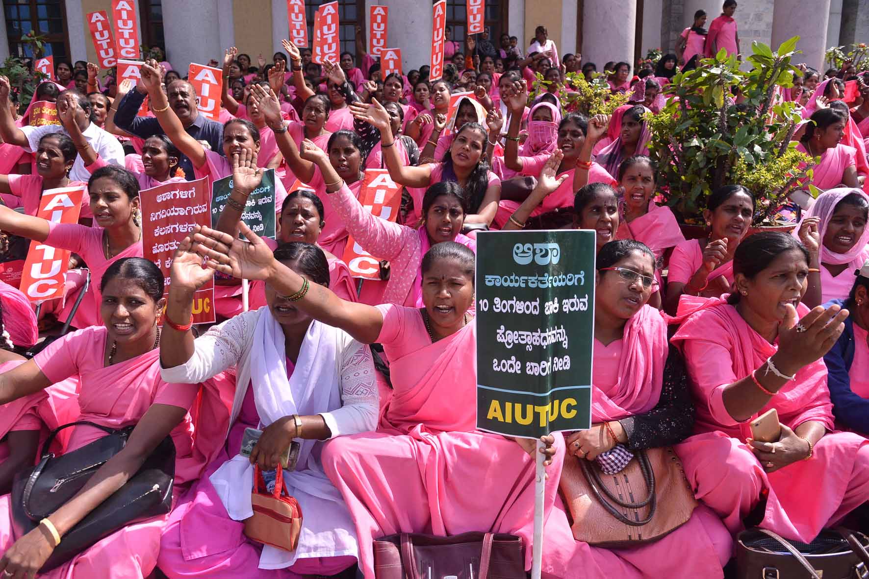 ಬಾಕಿ ವೇತನ ಬಿಡುಗಡೆಗೆ ಆಗ್ರಹಿಸಿ ಆಶಾ ಕಾರ್ಯಕರ್ತೆಯರ ಧರಣಿ