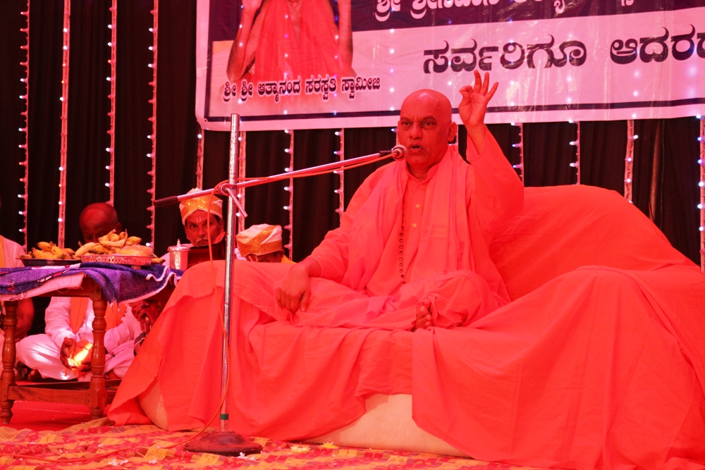 ಭಕ್ತರಿಂದ ಪಾದಪೂಜೆ ಮಾಡಿಸಿಕೊಳ್ಳುವುದು ಗುರುತತ್ವಕ್ಕೆ ಅಪಚಾರ; ಶ್ರೀ ಬ್ರಹ್ಮಾನಂದ ಸರಸ್ವತಿ ಸ್ವಾಮೀಜಿ