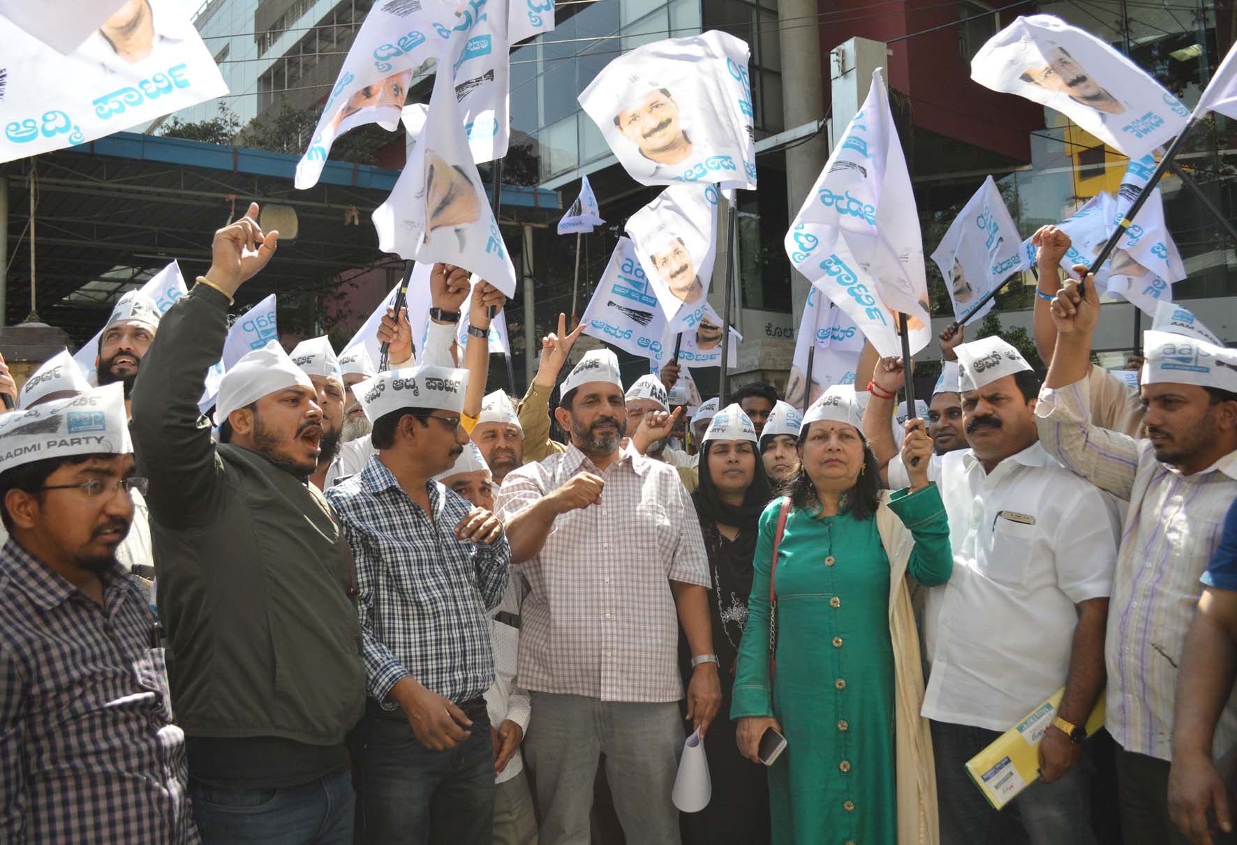 ದಿಲ್ಲಿಯಲ್ಲಿ ಭರ್ಜರಿ ಗೆಲುವು: ಬೆಂಗಳೂರಿನಲ್ಲಿ ಆಪ್ ಕಾರ್ಯಕರ್ತರಿಂದ ಸಿಹಿ ಹಂಚಿ ಸಂಭ್ರಮಾಚರಣೆ