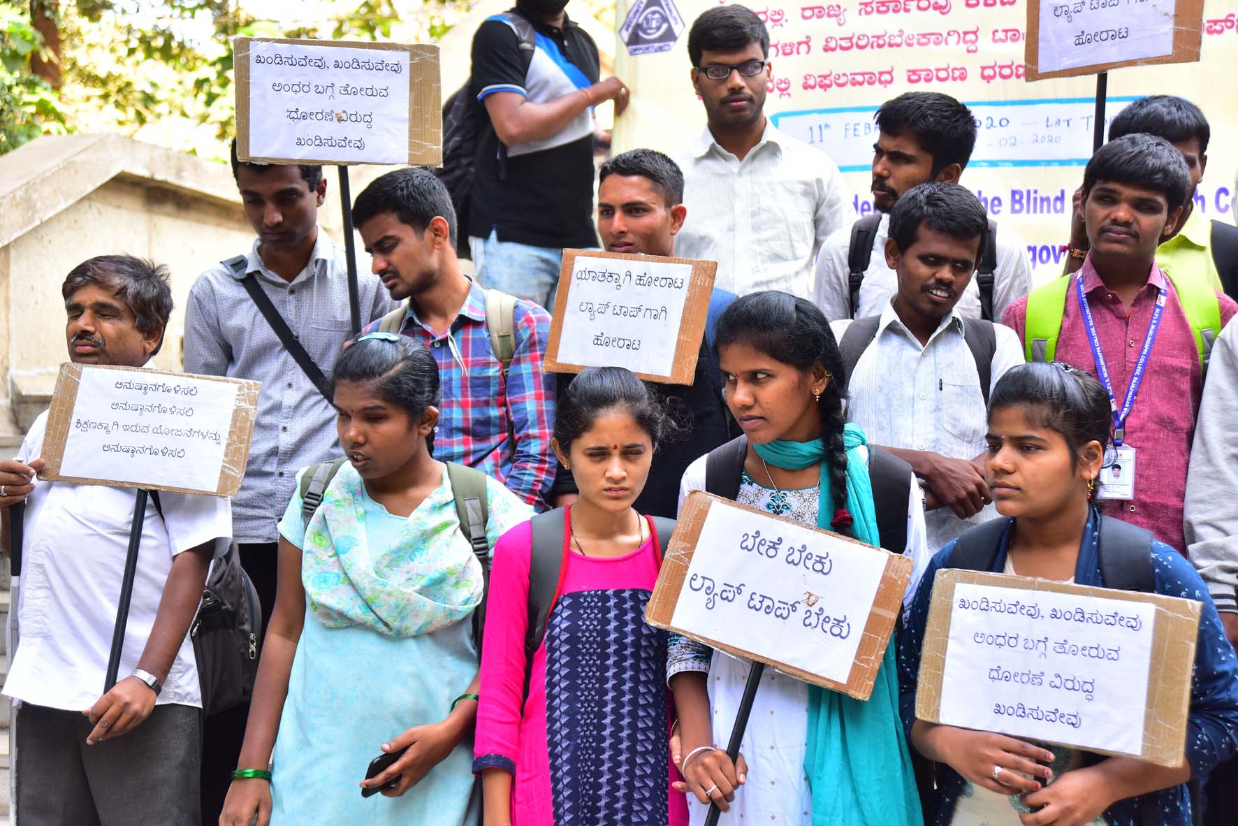 ಲ್ಯಾಪ್‌ಟಾಪ್ ವಿತರಣೆಗೆ ಆಗ್ರಹ: ಪೊಲೀಸರು ವಶಕ್ಕೆ ಪಡೆದರೂ ಪ್ರತಿಭಟನೆ ನಿಲ್ಲಿಸದ ಅಂಧ ವಿದ್ಯಾರ್ಥಿಗಳು