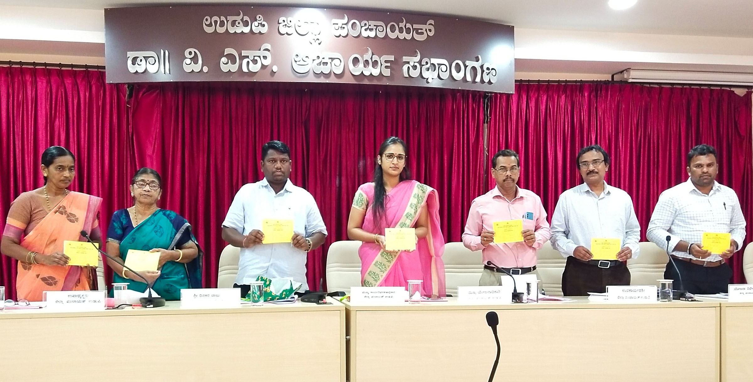 ಸ್ವಚ್ಛತಾ ಕಾರ್ಯಕರ್ತರಿಗೆ ಆರೋಗ್ಯ ಕಾರ್ಡ್ ಬಿಡುಗಡೆ