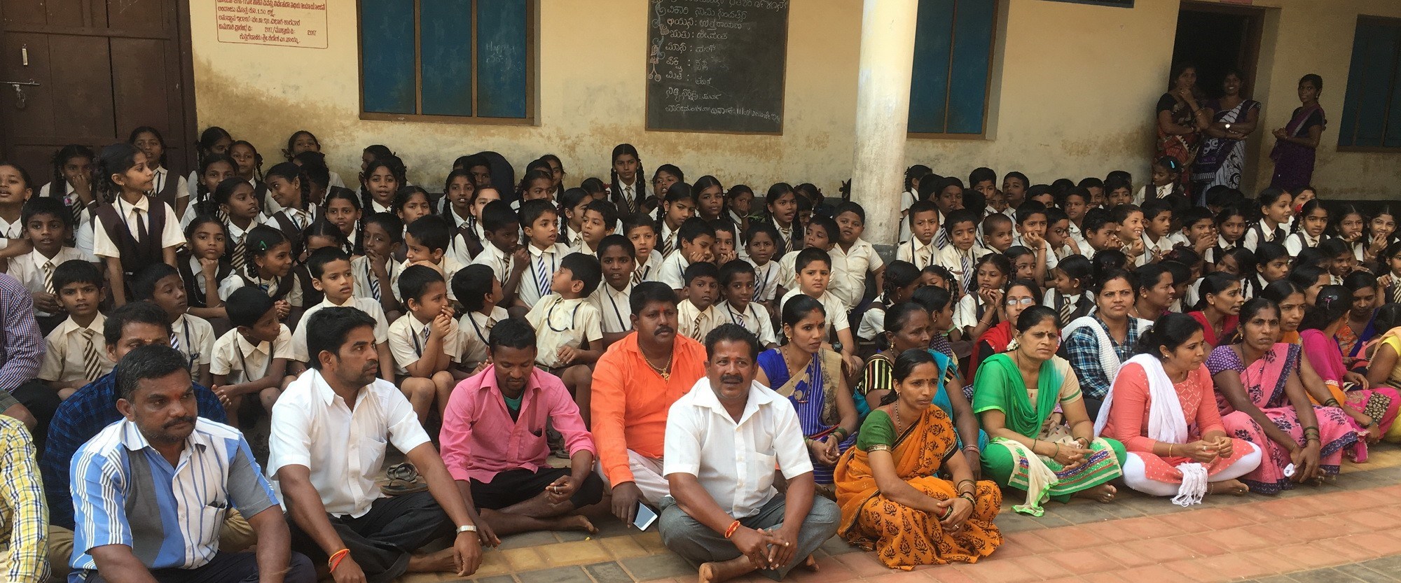 ಶಾಲಾ ಪರಿಸರದಲ್ಲಿ ಚರಂಡಿ: ವಿದ್ಯಾರ್ಥಿ, ಪಾಲಕರಿಂದ ಪ್ರತಿಭಟನೆ