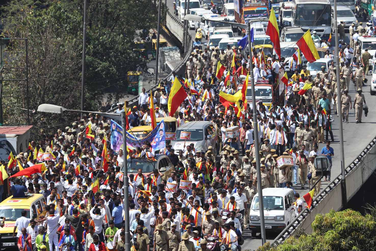 ಕರ್ನಾಟಕ ಬಂದ್: ಸಂಘಟನೆಗಳಿಂದ ಸಾಂಕೇತಿಕ ಪ್ರತಿಭಟನೆ, ಜನತೆಯಿಂದ ನೈತಿಕ ಬೆಂಬಲ