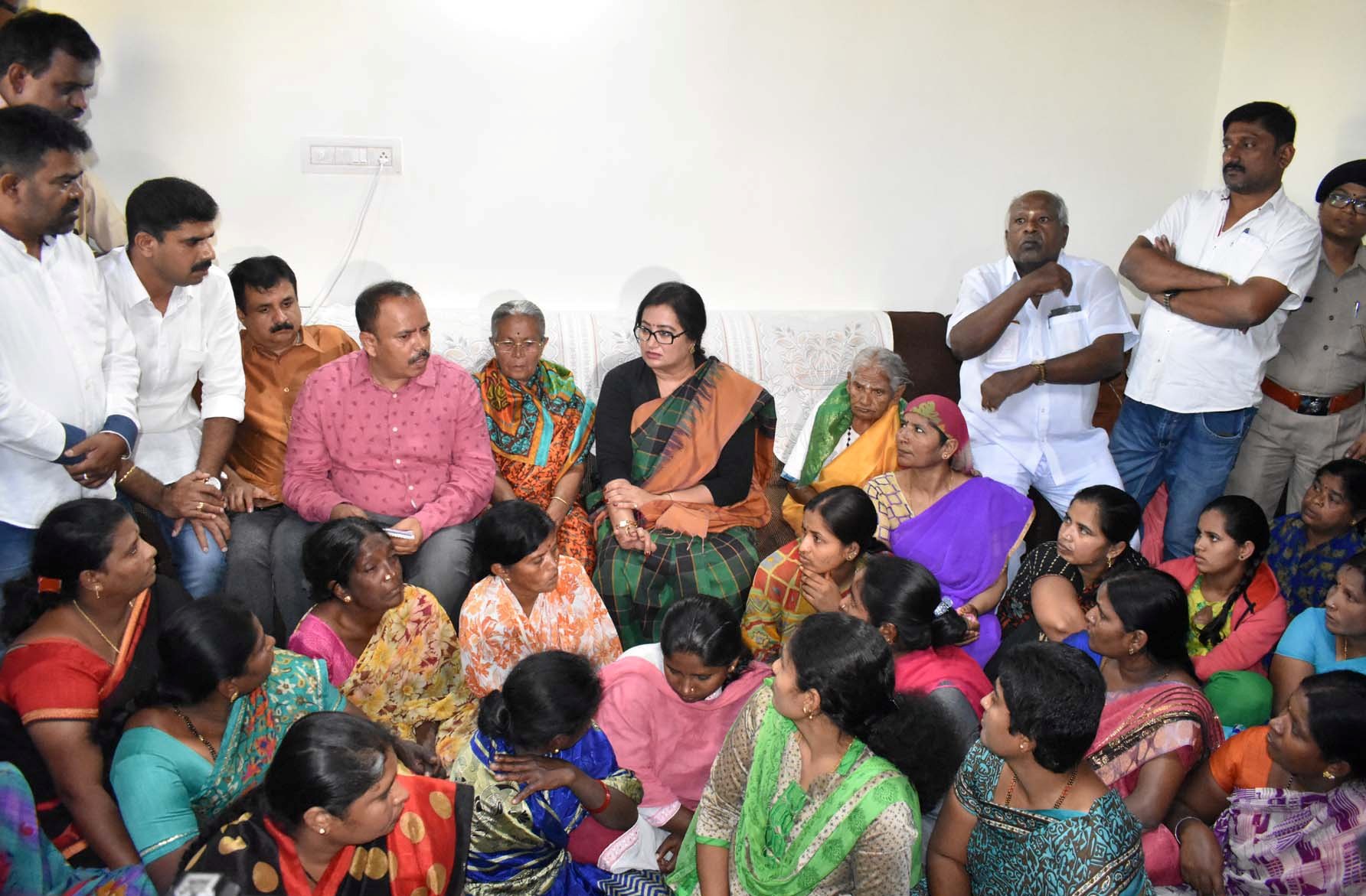 ಸುಮಲತಾ ಕಾರ್ಯಕ್ರಮಕ್ಕೆ ಶಾಸಕ ಶ್ರೀನಿವಾಸ್ ಆಕ್ಷೇಪ: ನಿವೇಶನ ರಹಿತರಿಗೆ ಹಕ್ಕುಪತ್ರ ವಿತರಣಾ ಕಾರ್ಯಕ್ರಮ ರದ್ದು