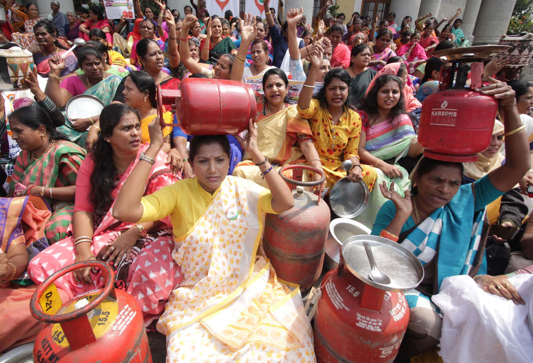 ಬೆಲೆ ಏರಿಕೆ: ಕೇಂದ್ರದ ವಿರುದ್ಧ ಖಾಲಿ ಸಿಲಿಂಡರ್‌ಗಳೊಂದಿಗೆ ಮಹಿಳಾ ಕಾಂಗ್ರೆಸ್ ಪ್ರತಿಭಟನೆ