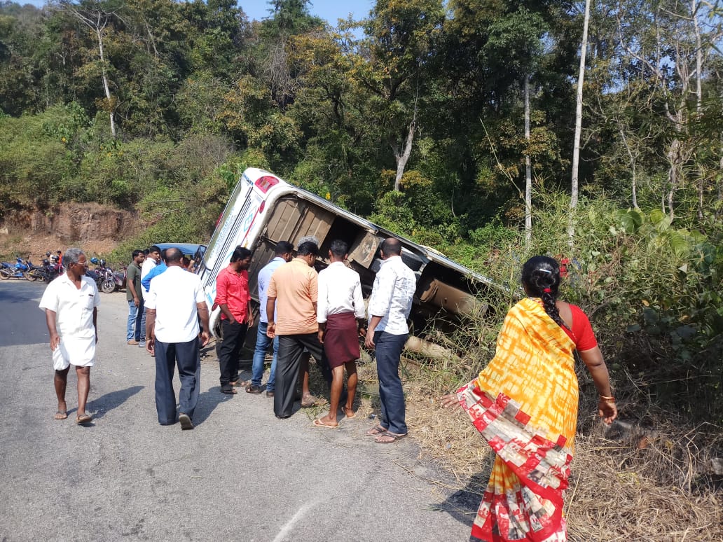 ಶಿರಾಡಿ: ಮಗುಚಿ ಬಿದ್ದ ಮಿನಿ ಬಸ್; 12 ಮಂದಿಗೆ ಗಾಯ