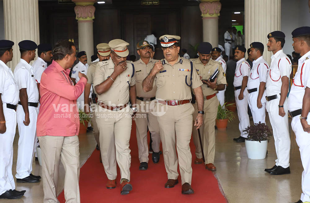 ವಿಧಾನಸೌಧದಲ್ಲಿ ಪೊಲೀಸ್ ಆಯುಕ್ತರಿಂದಲೇ ಕಾನೂನು ಉಲ್ಲಂಘನೆ