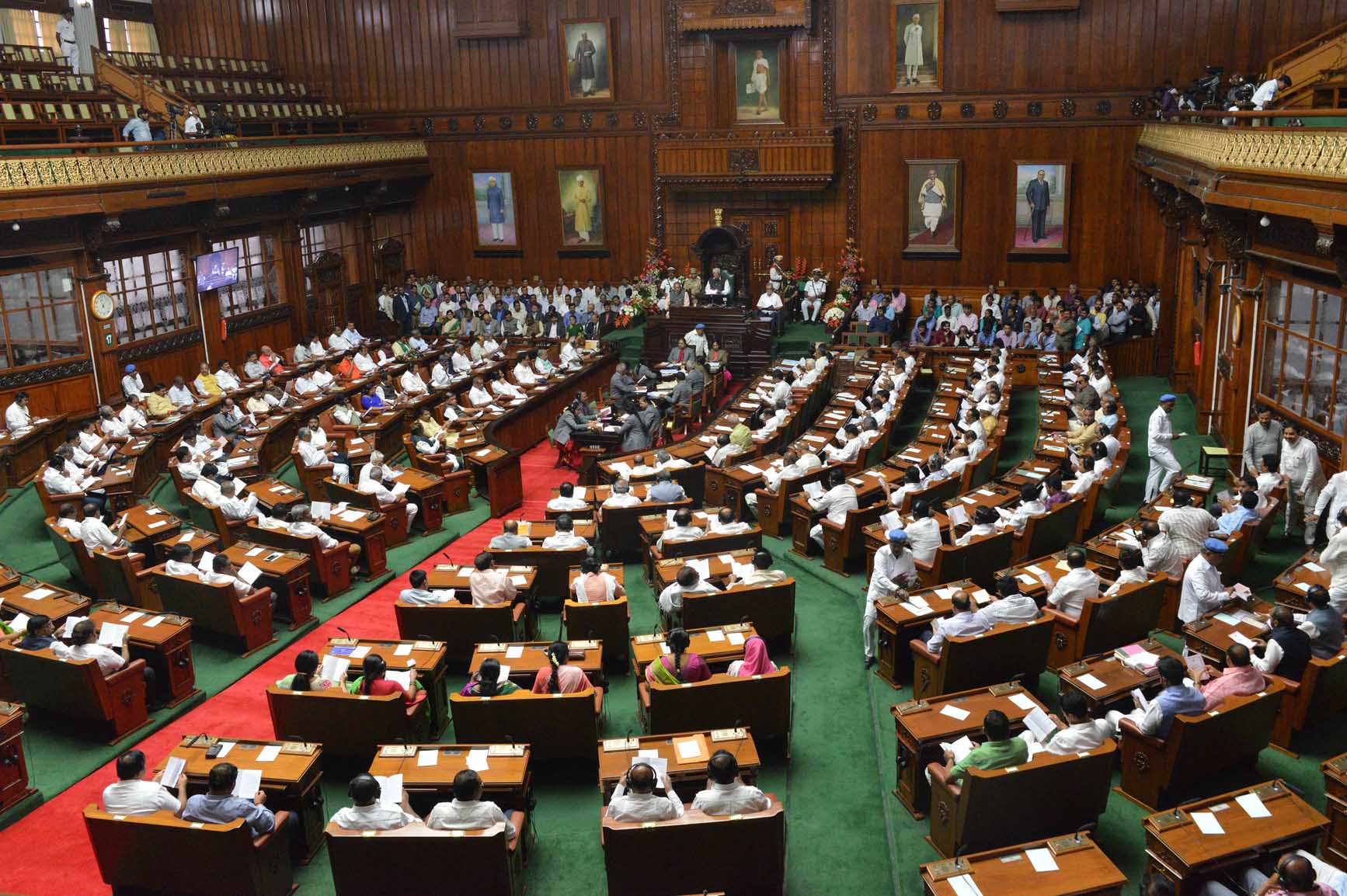 ವಿರೋಧಿಗಳ ಆತ್ಮೀಯತೆ, ರಾಜಕೀಯ ವೈರಿಗಳ ಸಮಾಗಮ: ಹಲವು ವೈಶಿಷ್ಟ್ಯಗಳಿಗೆ ಸಾಕ್ಷಿಯಾದ ವಿಧಾನಸಭೆ