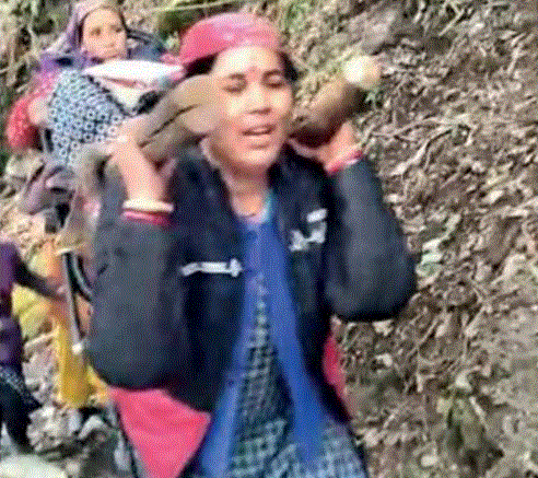 ರಸ್ತೆಯೇ ಇಲ್ಲ: ಗರ್ಭಿಣಿಯನ್ನು 18 ಕಿ.ಮೀ. ಹೊತ್ತುಕೊಂಡು ಆಸ್ಪತ್ರೆಗೆ ಸೇರಿಸಿದ ಮಹಿಳೆಯರು