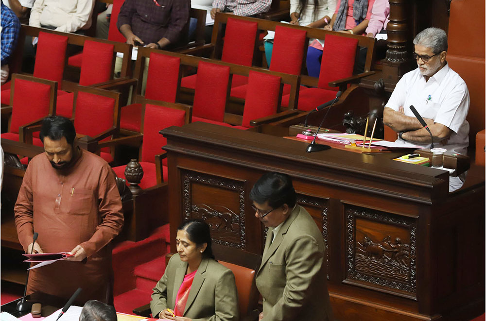 ಪರಿಷತ್ ಸದಸ್ಯರಾಗಿ ಲಕ್ಷ್ಮಣ ಸವದಿ ಪ್ರಮಾಣ ವಚನ ಸ್ವೀಕಾರ