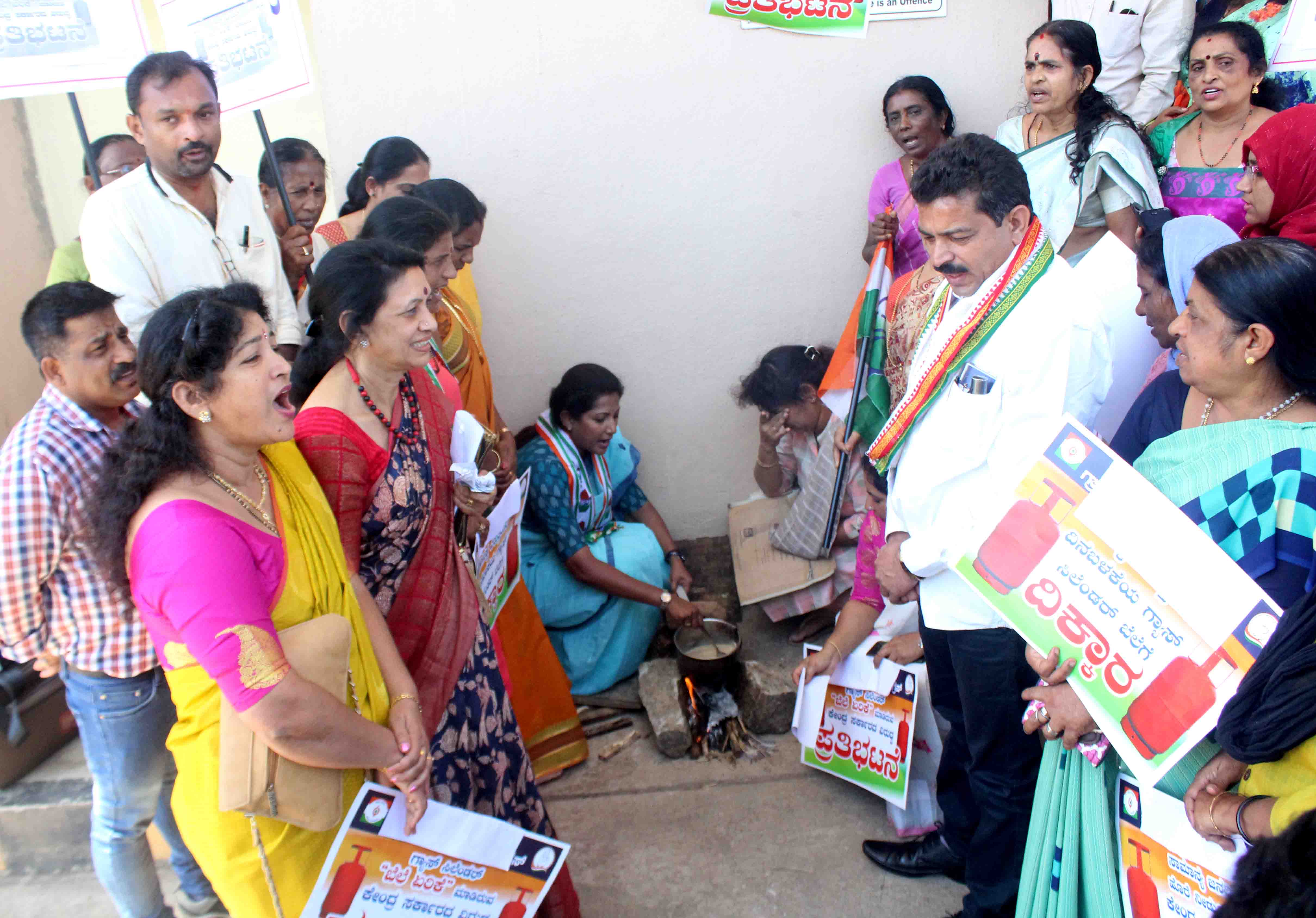 ಕೇಂದ್ರದ ವಿರುದ್ಧ ಕೊಡಗು ಮಹಿಳಾ ಕಾಂಗ್ರೆಸ್‍ನಿಂದ ವಿನೂತನ ಪ್ರತಿಭಟನೆ