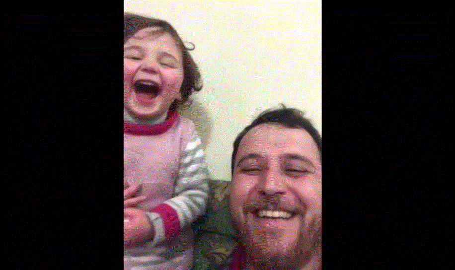 ಬಾಂಬ್ ಸ್ಫೋಟಗಳ ಸದ್ದಿಗೆ ಪುಟ್ಟ ಮಗಳಿಗೆ ನಗಲು ಕಲಿಸುವ ಸಿರಿಯಾದ ವ್ಯಕ್ತಿ