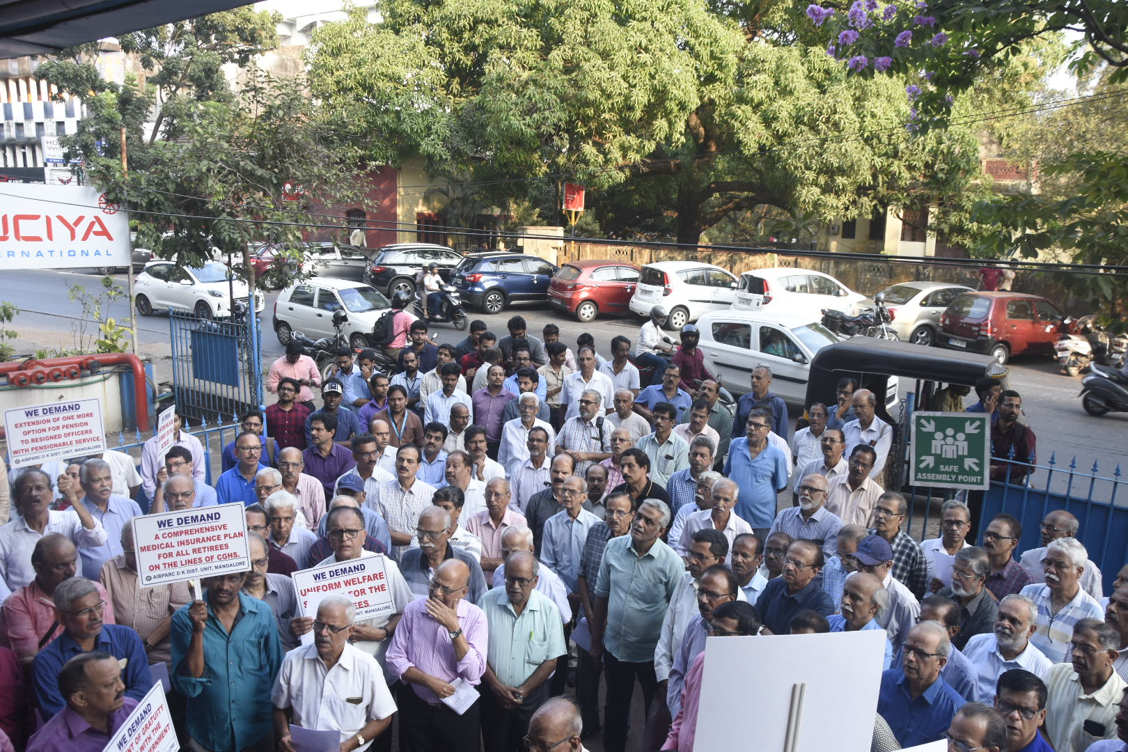 ಮಂಗಳೂರು: ವಿವಿಧ ಬೇಡಿಕೆಗೆ ಆಗ್ರಹಿಸಿ ನಿವೃತ್ತ ಬ್ಯಾಂಕ್ ನೌಕರರ ಧರಣಿ