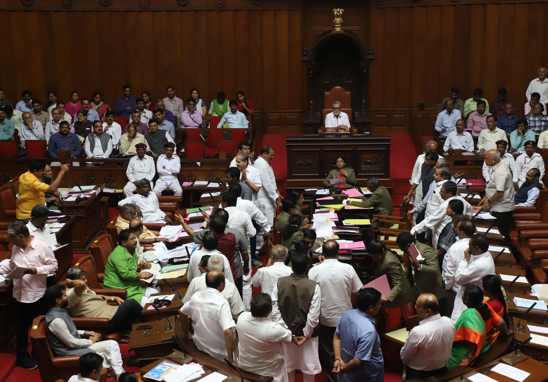 ಮುಂದಿನ ಸಾಲಿನಲ್ಲಿ ಕುಳಿತವರು ತ್ಯಾಗ ಮಾಡಬೇಕು