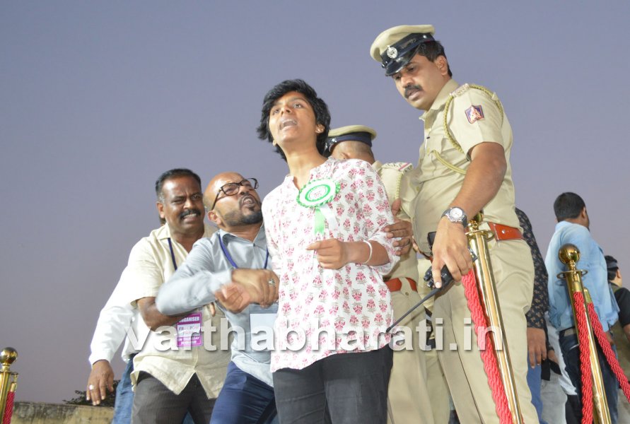 ‘ಪಾಕಿಸ್ತಾನ ಜಿಂದಾಬಾದ್’ ಘೋಷಣೆ: ಅಮೂಲ್ಯ ಲಿಯೋನ ಪೊಲೀಸ್ ವಶಕ್ಕೆ