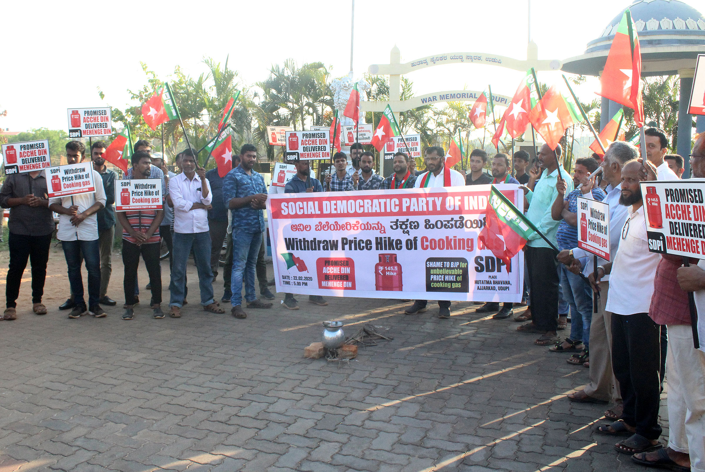 ಅಡುಗೆ ಅನಿಲ ಬೆಲೆ ಏರಿಕೆ ವಿರೋಧಿಸಿ ಎಸ್‌ಡಿಪಿಐ ಧರಣಿ