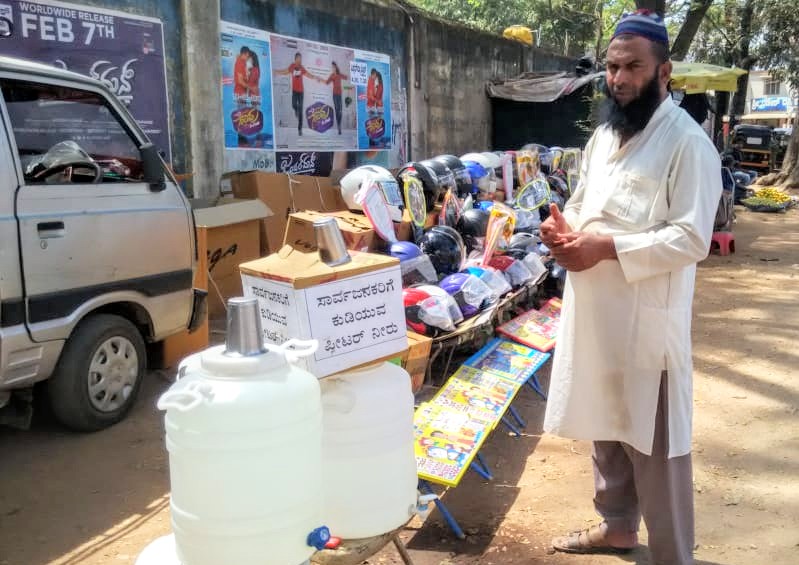 ಹಾಸನ: ಬಿಸಿಲ ಬೇಗೆಯ ನಡುವೆ ಸಾರ್ವಜನಿಕರ ದಾಹ ನೀಗಿಸುತ್ತಿರುವ ಹೆಲ್ಮೆಟ್ ವ್ಯಾಪಾರಿ ಆರೀಫ್