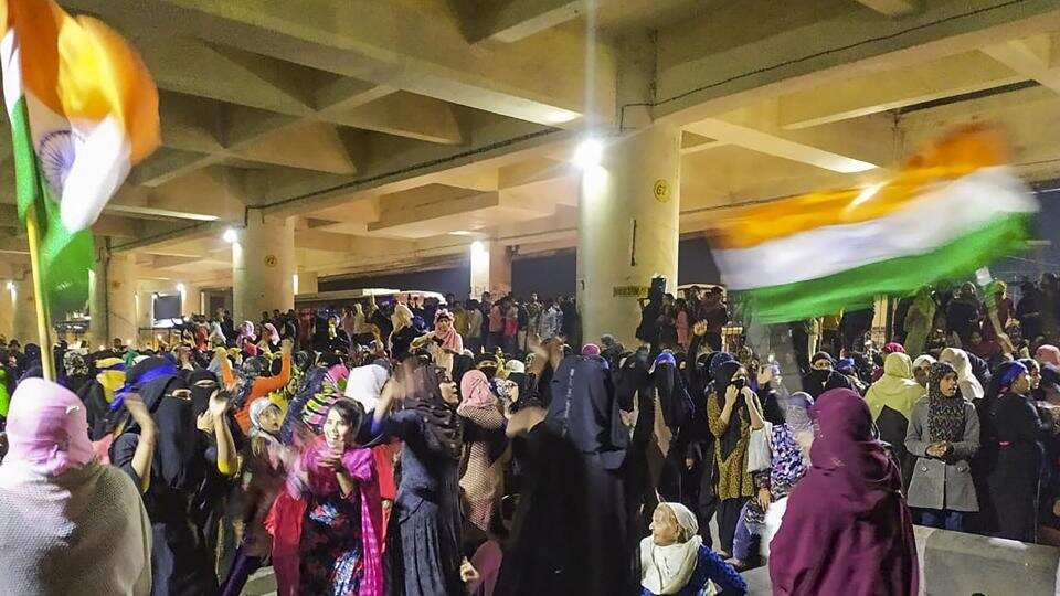 ನೂರಾರು ಮಹಿಳೆಯರಿಂದ ಸಿಎಎ ವಿರೋಧಿಸಿ ದಿಲ್ಲಿಯಲ್ಲಿ ಪ್ರತಿಭಟನೆ: ರಸ್ತೆಗೆ ತಡೆ, ಮೆಟ್ರೋ ಸ್ಟೇಶನ್ ಬಂದ್