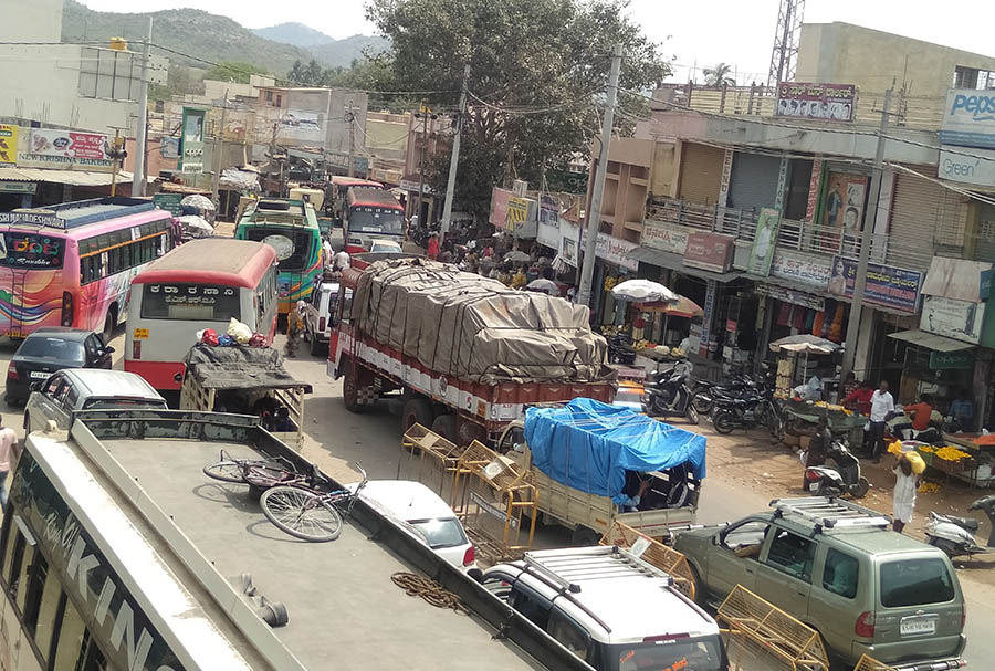 ಹನೂರು: ಮಲೆಮಹದೇಶ್ವರ ಬೆಟ್ಟದ ಮುಖ್ಯ ರಸ್ತೆಗಳಲ್ಲಿ ಟ್ರಾಫಿಕ್‌ ಜಾಮ್‌