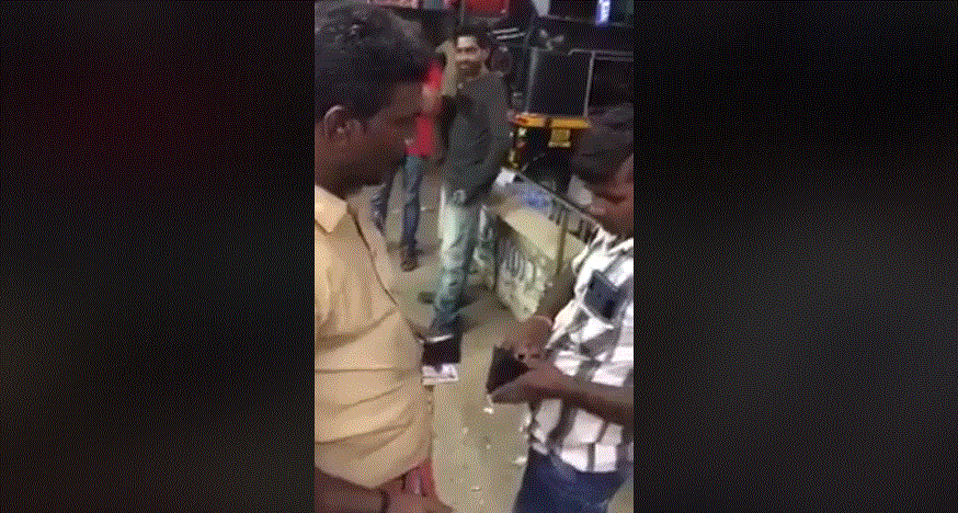 ಆಧಾರ್ ತೋರಿಸು ಎಂದು ವಲಸೆ ಕಾರ್ಮಿಕನನ್ನು ಬೆದರಿಸಿ ಕೆನ್ನೆಗೆ ಬಾರಿಸಿದ ಆಟೋ ಚಾಲಕ !