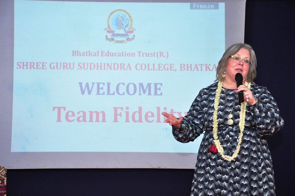 ಶ್ರೀ ಗುರು ಸುಧೀಂದ್ರ ಕಾಲೇಜಿಗೆ ಅಮೇರಿಕ ಸಂಜಾತೆ ಕೆರೋಲಿನಾ ಟೆರೇಸ್ ಭೇಟಿ