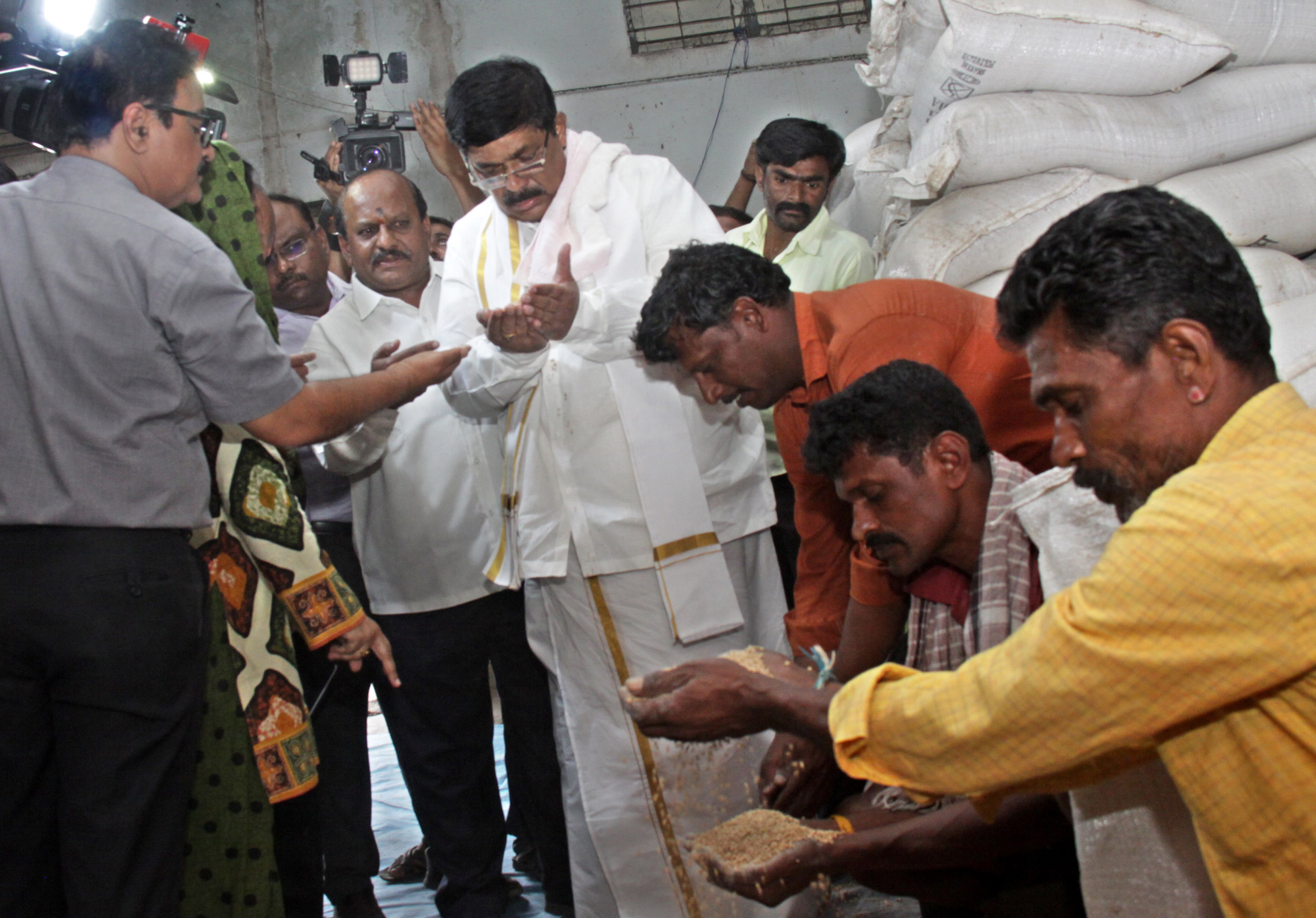 ಗೋದಾಮುಗಳಿಗೆ ಸಚಿವ ಗೋಪಾಲಯ್ಯ ದಿಢೀರ್ ಭೇಟಿ: ಅಧಿಕಾರಿಗಳ ವಿರುದ್ಧ ಆಕ್ರೋಶ, ಎಚ್ಚರಿಕೆ