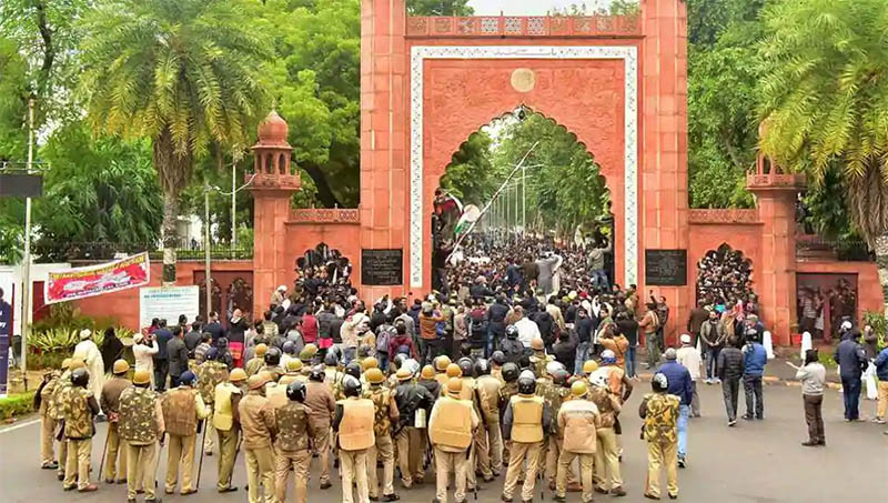 ಆಲಿಘಡ್ ವಿವಿಯಲ್ಲಿ ದಾಂಧಲೆ, ಲಾಠಿ ಚಾರ್ಜ್ ಮಾಡಿದ ಪೊಲೀಸರ ವಿರುದ್ಧ ಕ್ರಮ ಕೈಗೊಳ್ಳಿ